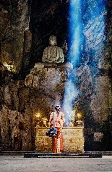 Hình ảnh núi Ngũ Hành Sơn có tượng Phật trong núi