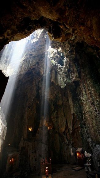 Hình ảnh núi Ngũ Hành Sơn mang nét đẹp tâm linh