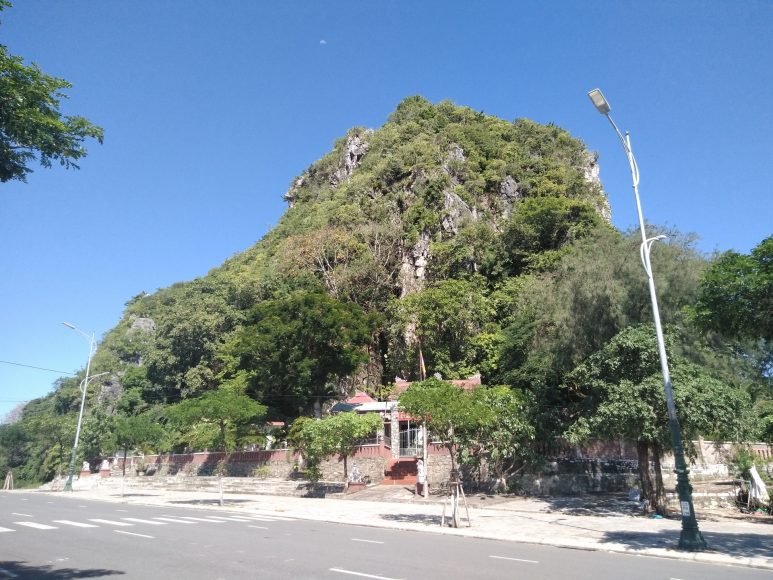 Hình ảnh núi Ngũ Hành Sơn với núi Kim Sơn