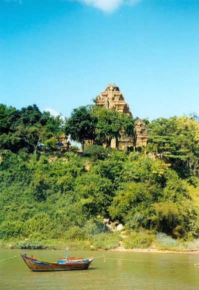 Hình ảnh tháp bà Ponagar đẹp khi nhìn từ dưới lên