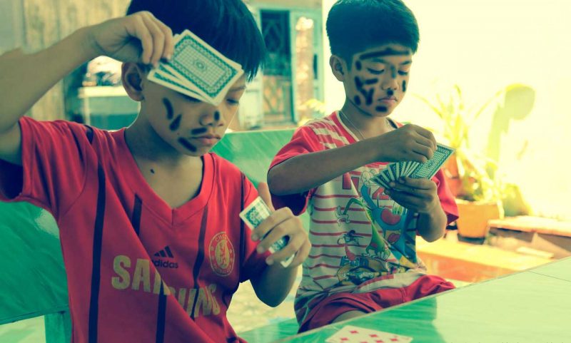 Hình ảnh trẻ trâu chơi bài