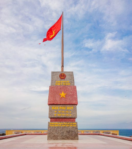 Hình đảo Phú Quý đẹp tại cột cờ Phú Quý