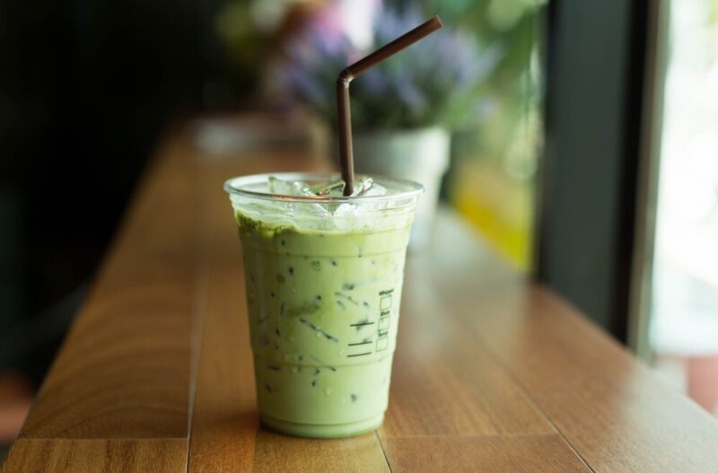 background trà sữa matcha đá mát lạnh