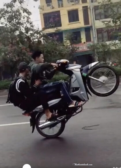 Hình ảnh dân tổ bốc đầu nguy hiểm