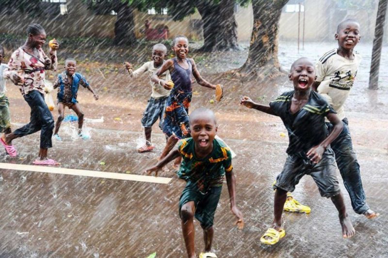 hình ảnh trẻ trâu tắm mưa