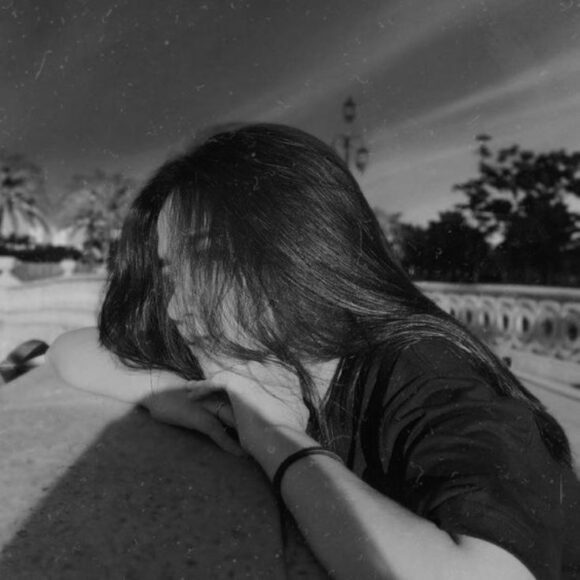 Hình ảnh Avatar tự kỷ của cô gái