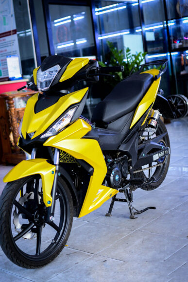 Hình ảnh xe Winner X độ kiểng màu vàng đen