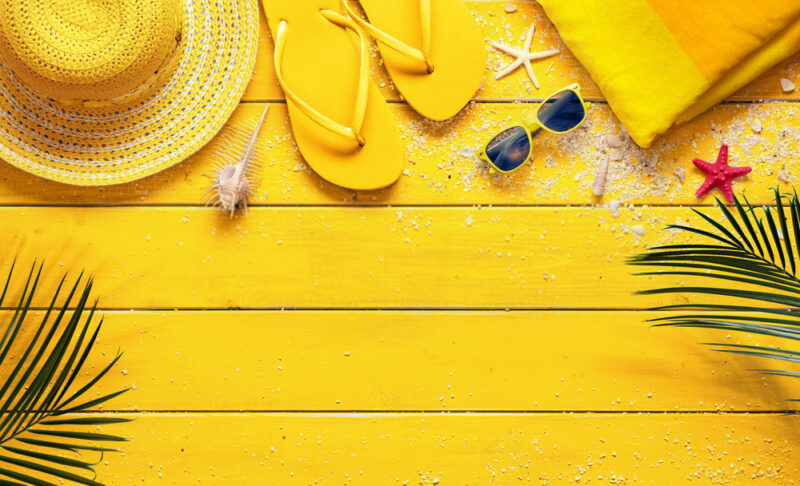 background mùa hè màu vàng mũ dép tông và kính mắt năng động