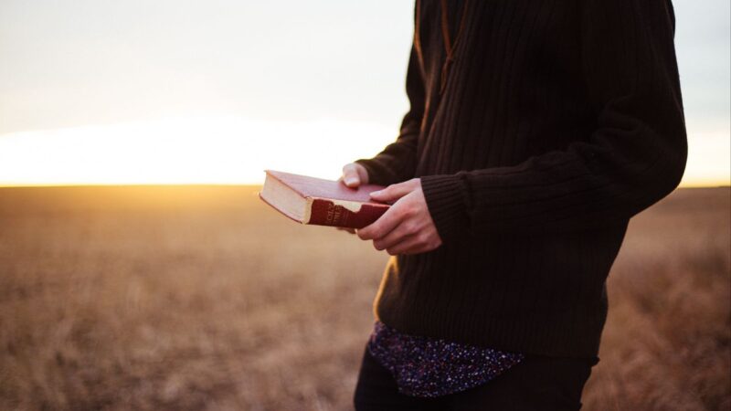 hình ảnh quyển sách trên tay người con trai