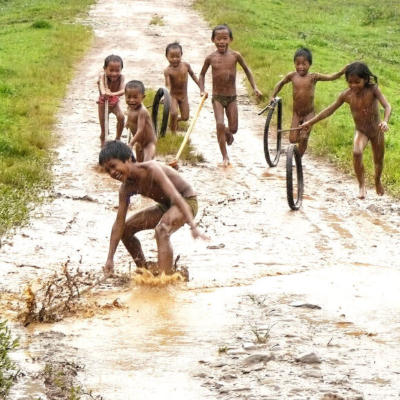 hình ảnh trẻ trâu của đám trẻ ngịch bờ ruộng trời mưa