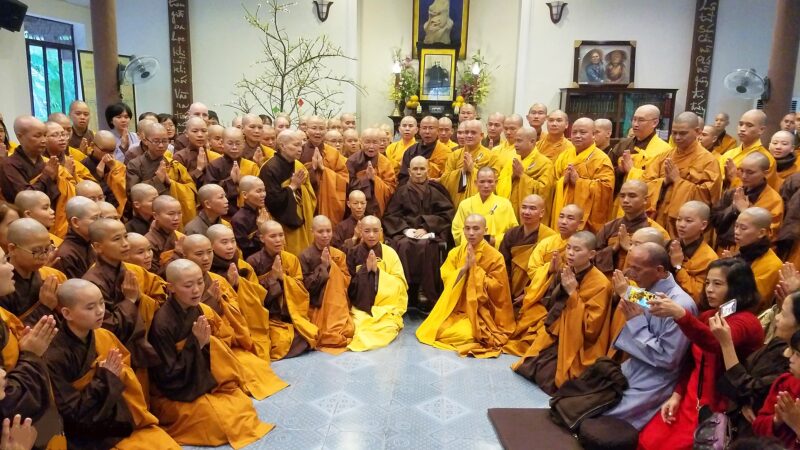 ảnh Thiền sư Thích Nhất Hạnh gặp các phật tử lễ chùa đầu năm 2019