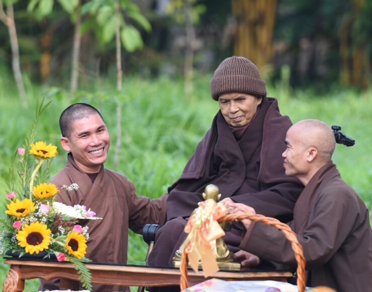 ảnh thiền sư Thích Nhất Hạnh trò chuyện cùng đệ tử