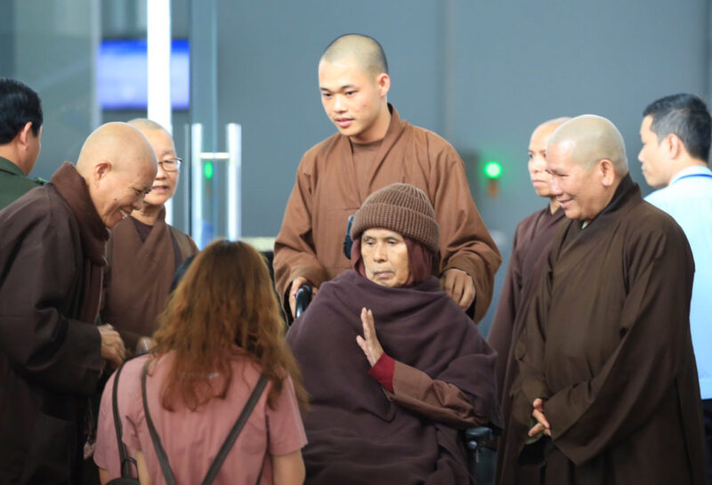 ảnh thiền sư Thích Nhất Hạnh và đệ tử phật giáo