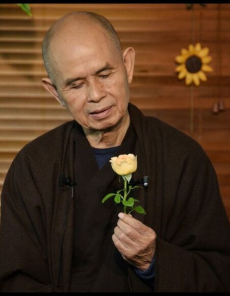 ảnh thiền sư thích nhất hạnh cầm hoa