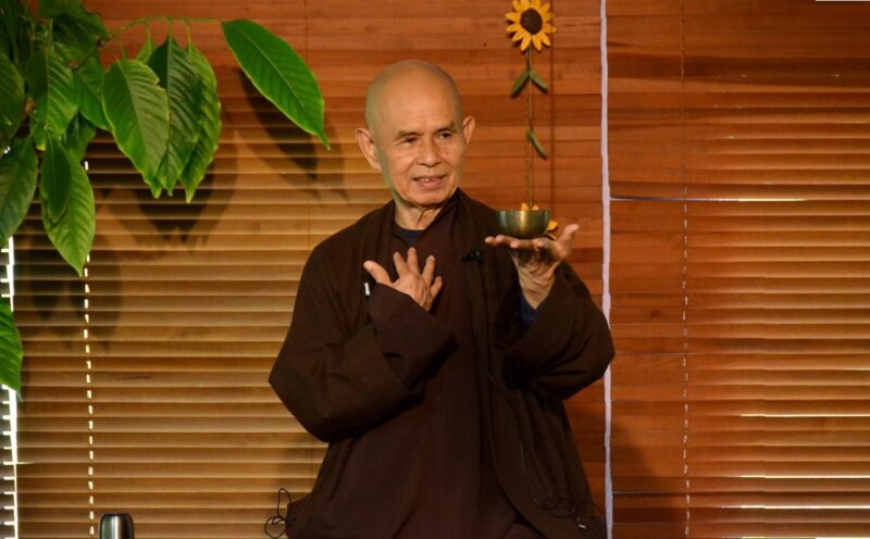 hình ảnh thiền sư Thích Nhất Hạnh đang cầm chuông trên tay