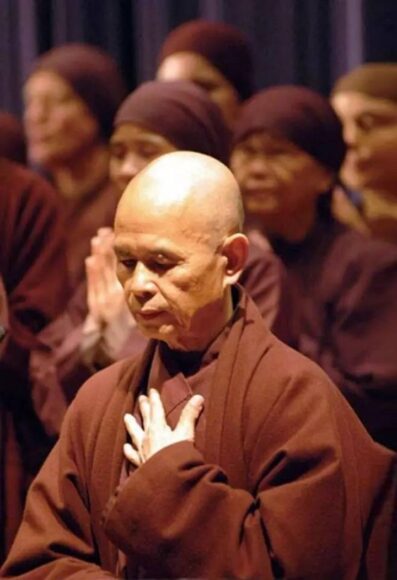 hình ảnh thiền sư Thích Nhất Hạnh đặt bàn tay lên ngực