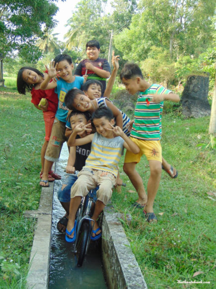 Hình ảnh trẻ trâu nghịch ngợm, vui nhộn