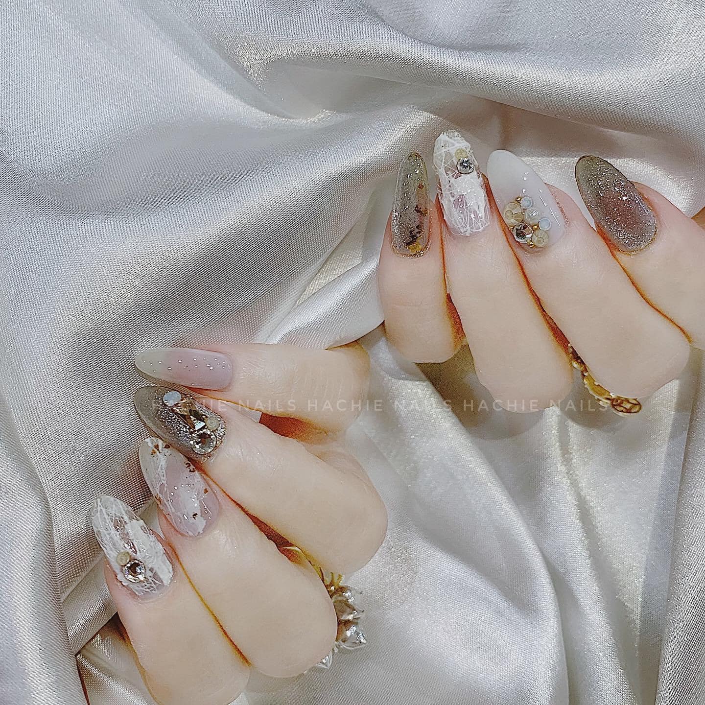 15 Các mẫu nail đính đá đẹp đơn giản và sang trọng quý phái