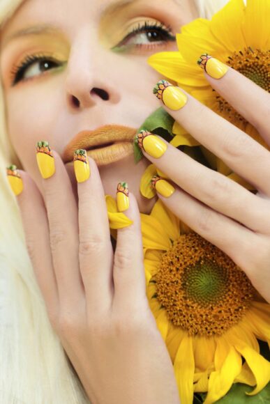 Mẫu nail màu vàng và hoa Hướng Dương
