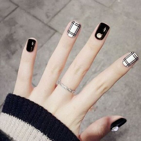 Mẫu nail trắng đen đơn giản
