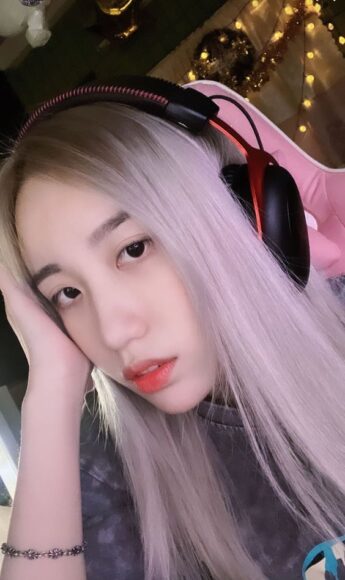 Ảnh Yummie đeo tai nghe cực ngầu