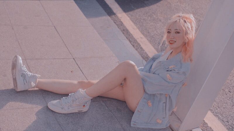 Hình Yummie ngồi trong nắng