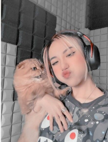 Hình ảnh Yummie ôm mèo