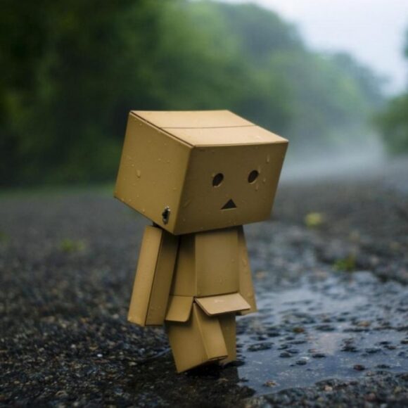 Hình avatar cô đơn người gỗ đi dưới mưa