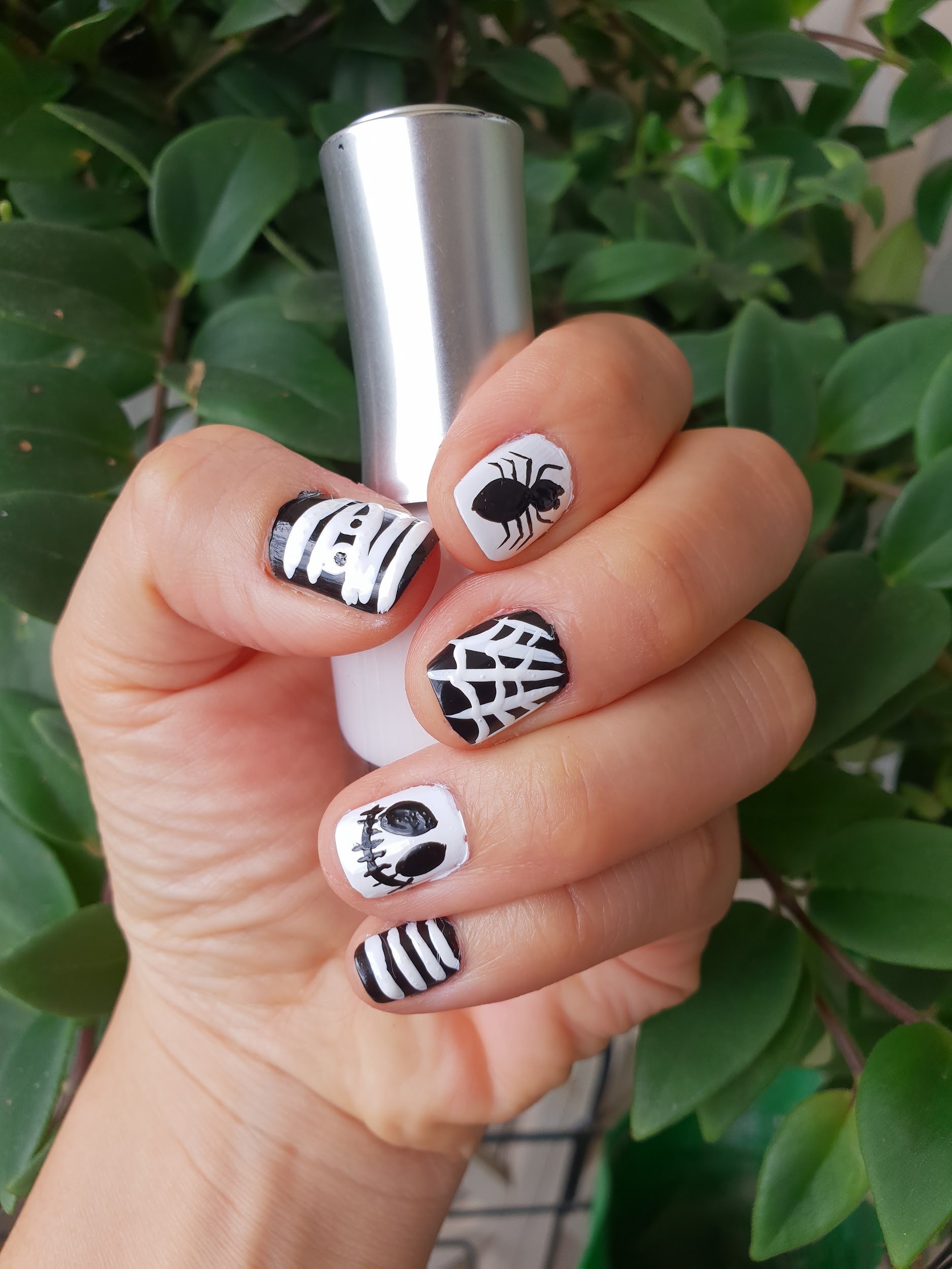 Mẫu nail Halloween ấn tượng sẽ khiến bạn không thể rời mắt khỏi đôi bàn tay của mình. Với những họa tiết được làm bằng kỹ thuật cao và sáng tạo, đảm bảo sẽ khiến bạn cảm thấy thích thú và hài lòng hơn bao giờ hết. Hãy thử và cảm nhận ngay!