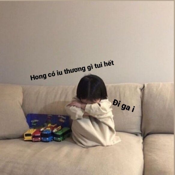 Hình ảnh meme hài cô bé tủi thân