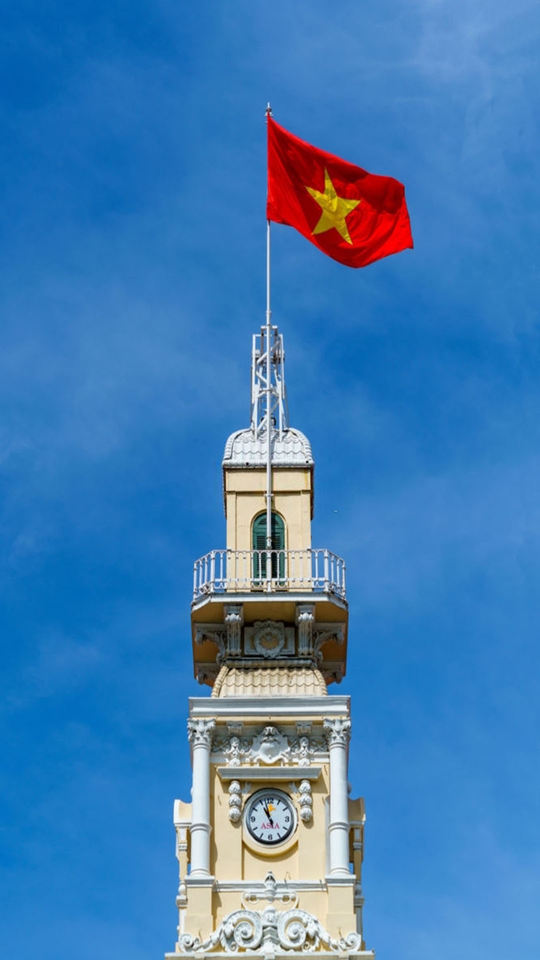 Quốc kỳ Việt Nam từ lâu đã trở thành biểu tượng thiêng liêng và đẹp đẽ của dân tộc Việt Nam. Hãy khám phá chi tiết các đường cong, nếp gấp với hình ảnh ngôi sao mười đầu toả sáng giữa bầu trời xanh. Bạn sẽ có được một bức tranh tuyệt đẹp về quê hương, nơi mà tình yêu và sự tự hào đượm đầy trong từng nếp gấp của cờ.