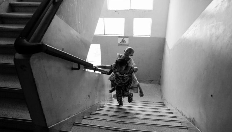 Hình nền mẹ cõng con đi