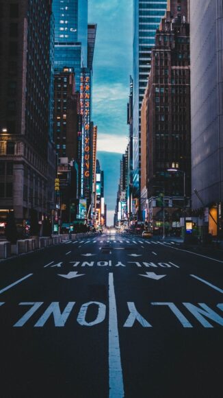 Hình nền thành phố về đêm và con đường