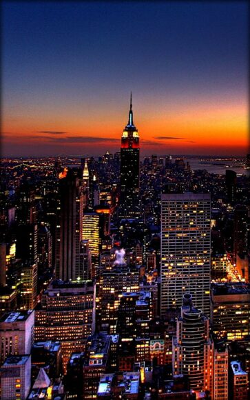 Hình nền thành phố về đêm với các tòa nhà cao