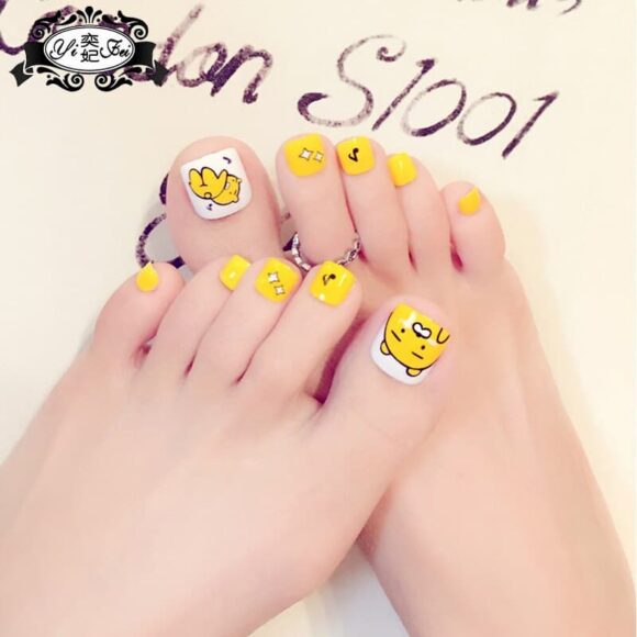 Màu sơn móng chân đẹp màu vàng
