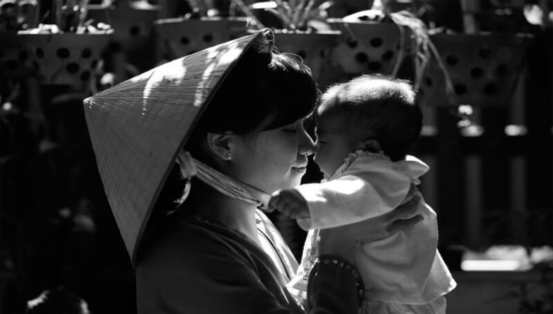 ảnh nền mẹ chăm con