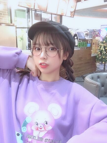 Ảnh gái đẹp tóc dài đeo kính