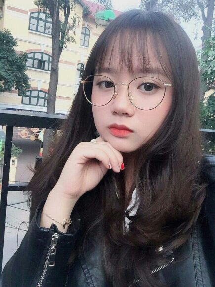 Ảnh gái xinh tóc dài đeo kính đáng yêu