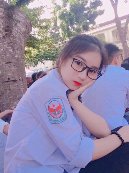 Ảnh gái xinh tóc dài đeo kính dễ thương