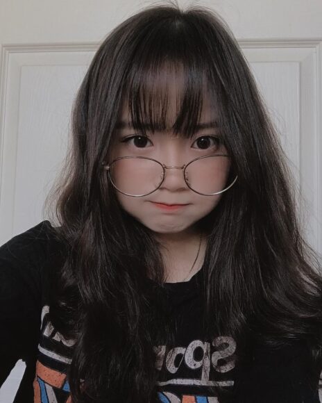 Ảnh gái xinh tóc dài đeo kính ngầu