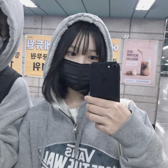 Ảnh gái xinh tóc ngắn che mặt cute