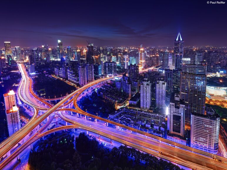 Ảnh nền thành phố về đêm đẹp lung linh ánh đèn điện