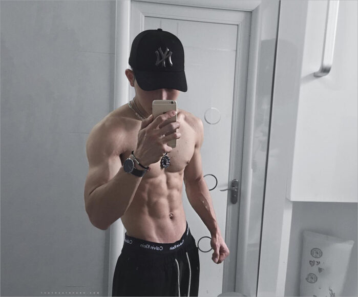 Ảnh trai 6 múi che mặt