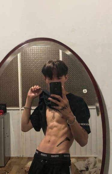 Ảnh trai 6 múi che mặt bằng điện thoại