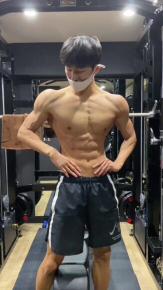 Ảnh trai 6 múi che mặt khoe body đẹp