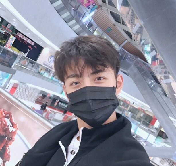 Ảnh trai đẹp đầu nấm đeo khẩu trang