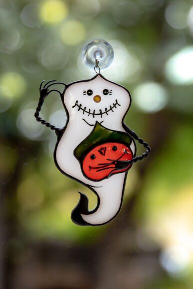 ảnh ma cute vẽ trên cửa