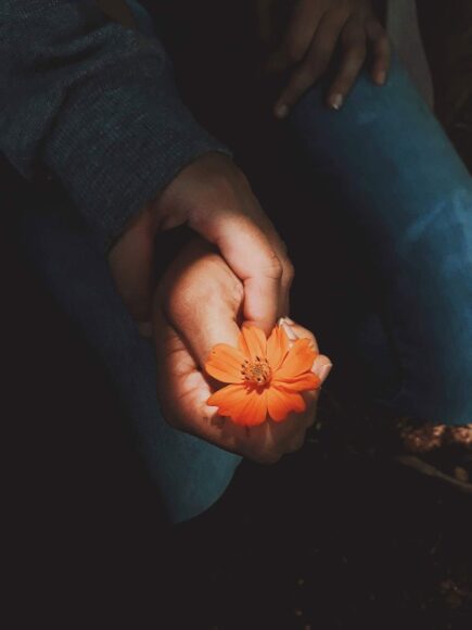 ảnh người yêu cầm hoa