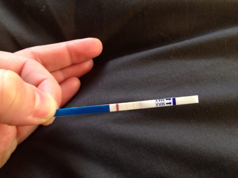 ảnh que thử thai 2 vạch mờ báo hiệu có thai