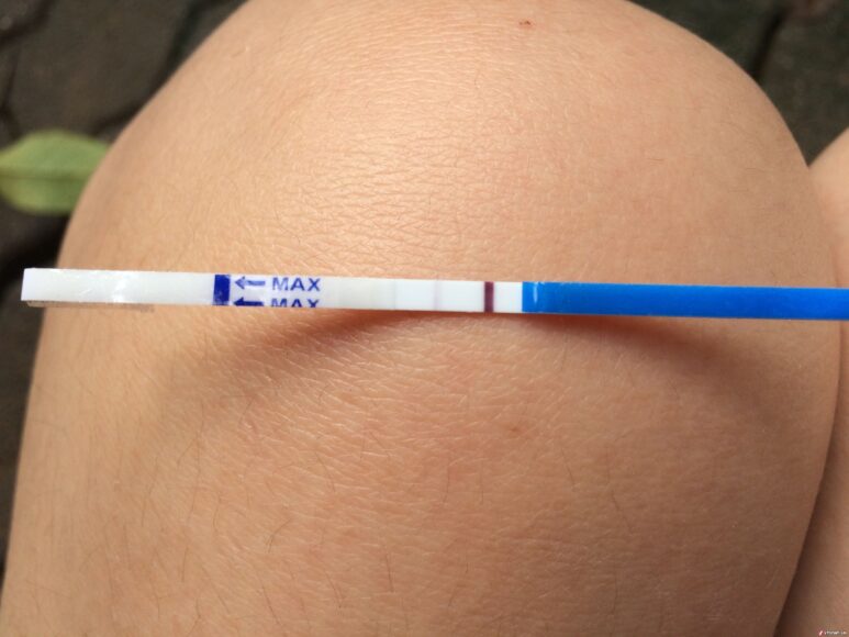 ảnh que thử thai 2 vạch một vạch bị mờ